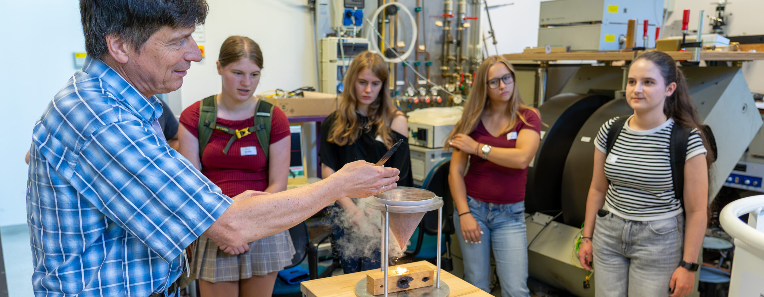 Read more about the article Vier Tage MINT zum Anfassen – ConQuMat erneut bei der zweiten MINT-Summer School an der Universität Augsburg dabei